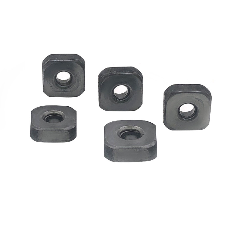 Icke -standardanpassning Square Nut Oregelbulär formad mutter